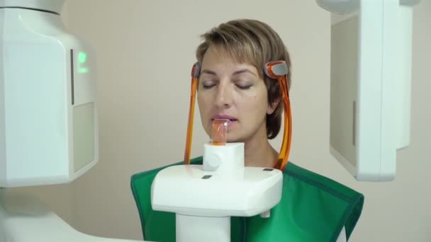 Zahnröntgenscanner und Patient — Stockvideo