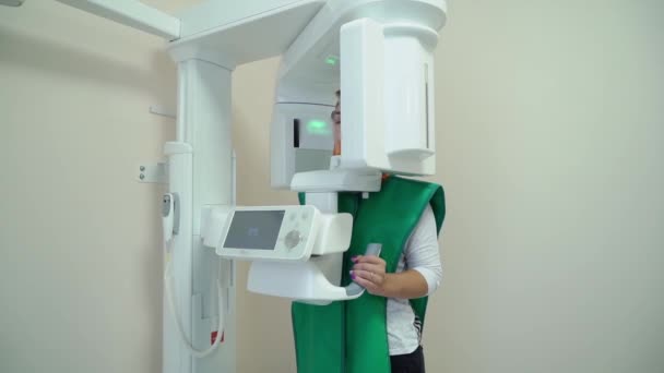 Zahnröntgenscanner und Patient — Stockvideo