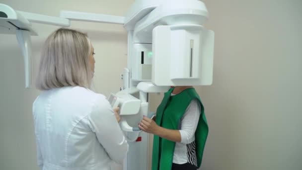 Рентгеновский сканер зубов и пациент — стоковое видео