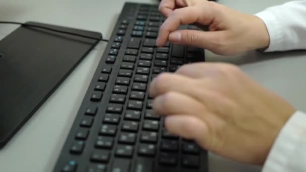 Kvinna läkare att skriva medicinska kvitto till patienten. Kvinnliga läkare som arbetar på datorn i kliniken. — Stockvideo