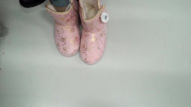 Genç kadın hipermarket alışveriş. Bir mağazada ayakkabı seçimi