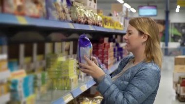 Kadın süpermarketten alışveriş yapıyor.