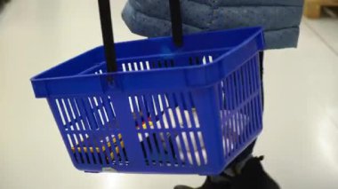 mağazada alışveriş sepeti ile alışveriş kadın.