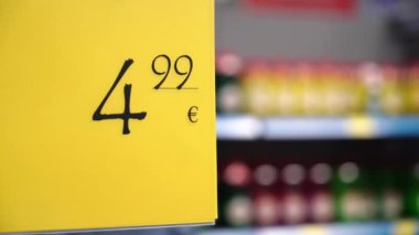 Raflar supermarket üzerinde fiyat etiketi