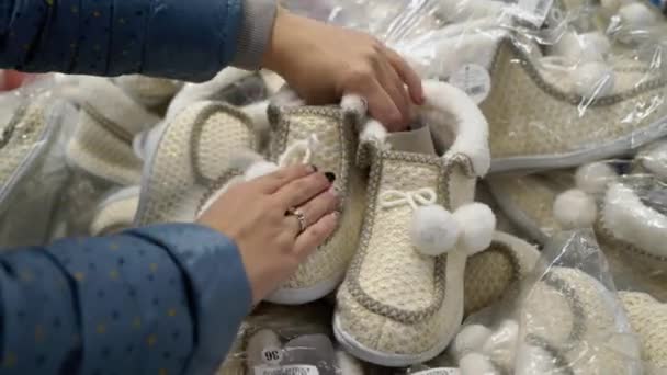 Ung kvinna shopping i stormarknad. Att välja skor i en butik — Stockvideo