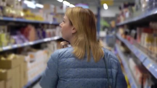 Mujer de compras en el supermercado — Vídeo de stock