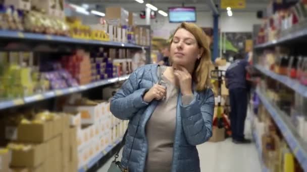 Woman shopping at the supermarket — Stock Video