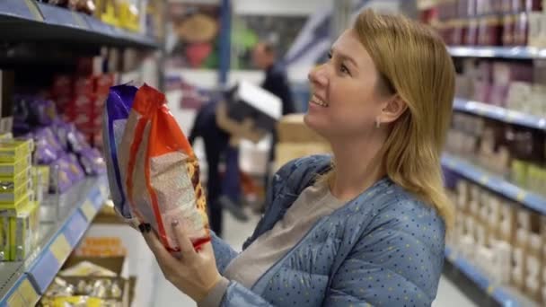 Kadın süpermarketten alışveriş yapıyor. — Stok video