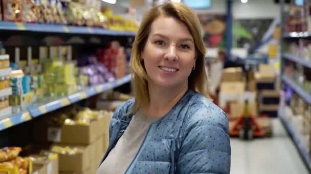 Жінка купує в супермаркеті — стокове відео