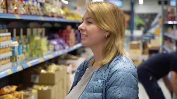 Жінка купує в супермаркеті — стокове відео