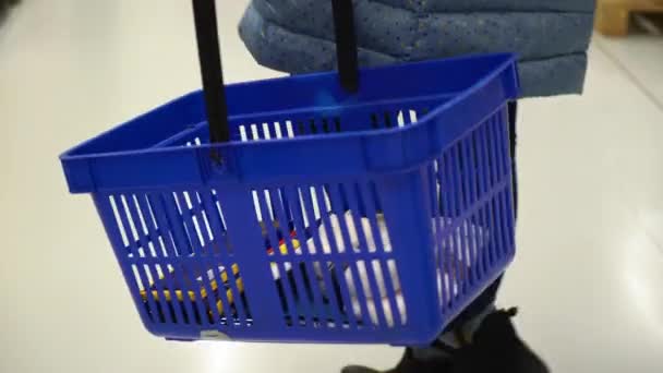 Kvinna shopping på butik med varukorg. — Stockvideo