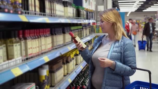 スーパーでの女性の買い物 — ストック動画