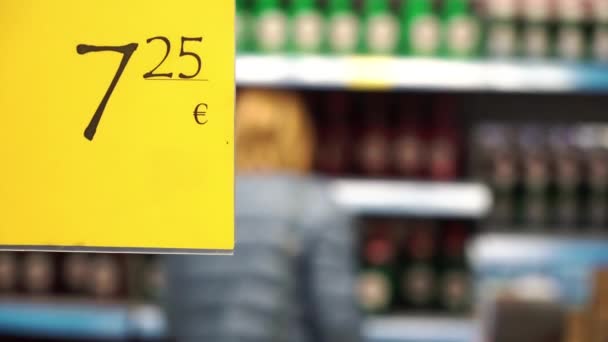 Preisschild in den Regalen Supermarkt — Stockvideo