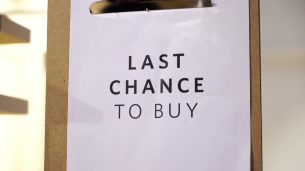 Last chance to buy tag on shelves supermarket — Stock Video