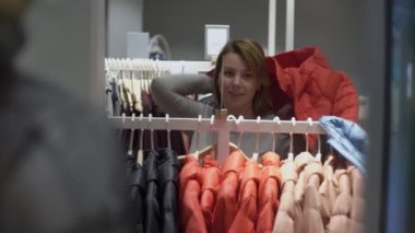 Güzel genç kadınlar dükkanda giysiler seçmek