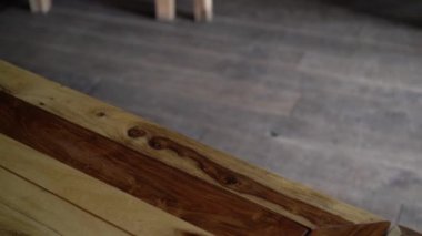 Restoranda masa ve sandalyeler yemek veya parti olayı için ayarlama