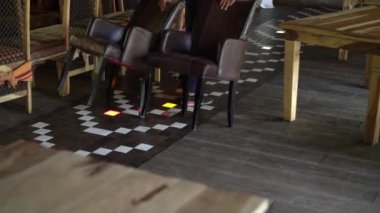 Restoranda masa ve sandalyeler yemek veya parti olayı için ayarlama