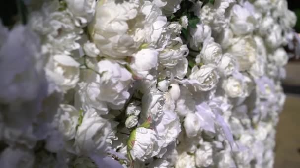 Mariage. Une cérémonie de mariage. Arc. Arc, décoré de fleurs blanches debout dans les bois, dans la zone de cérémonie de mariage — Video