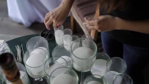 Делать белые свечи — стоковое видео