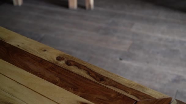 Installer des tables et des chaises pour le dîner ou un événement de fête au restaurant 