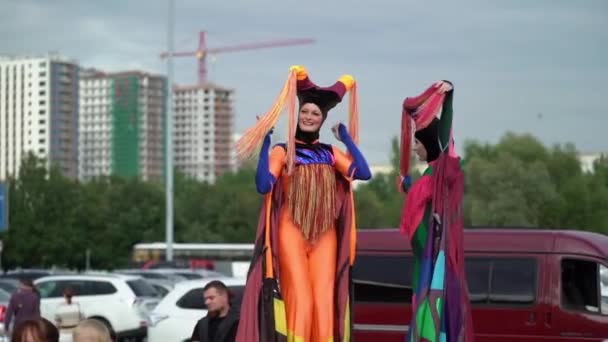 Санкт-Петербург, Російська Федерація-31 серпня 2018: Молода жінка на палях в костюмах метелик на заході сторони на відкритому повітрі — стокове відео