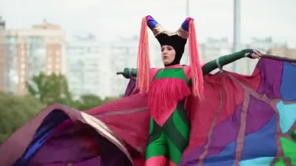 Sankt-Petersburg, Ryssland-31 augusti 2018: Ung kvinna på styltor i fjäril kostymer på utomhus part event — Stockvideo