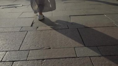 Gülümseyen ve bir şehirde poz sarışın genç kadın