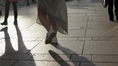Gülümseyen ve bir şehirde poz sarışın genç kadın