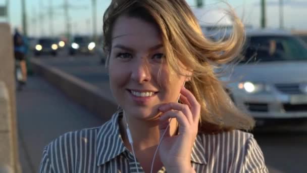 Młoda blond kobieta uśmiechając się i pozowanie w mieście — Wideo stockowe