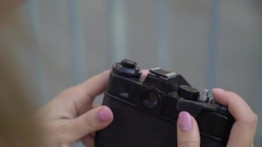 Gülümseyen ve bir şehirde poz sarışın genç kadın