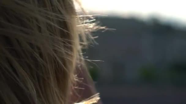 Gülümseyen ve bir şehirde poz sarışın genç kadın — Stok video