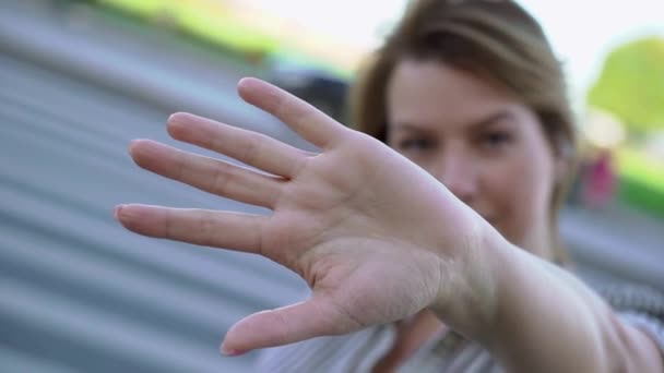 Unga blonda kvinnan leende och poserar i en stad — Stockvideo