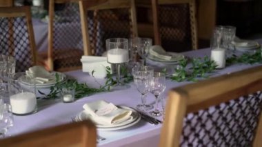 Süslenmiş Ziyafet masa, çatal bıçak takımı. Düğün dekor ziyafet salonunda. Festival tablo, plaka, peçete, bıçak, çatal porsiyon. Tablo ayarı dekorasyon. Romantik bir akşam yemeği ya da diğer olaylar.