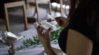 Süslenmiş Ziyafet masa, çatal bıçak takımı. Düğün dekor ziyafet salonunda. Festival tablo, plaka, peçete, bıçak, çatal porsiyon. Tablo ayarı dekorasyon. Romantik bir akşam yemeği ya da diğer olaylar.