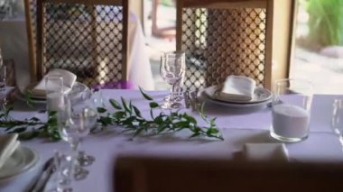 Süslenmiş Ziyafet masa, çatal bıçak takımı. Düğün dekor ziyafet salonunda. Festival tablo, plaka, peçete, bıçak, çatal porsiyon. Tablo ayarı dekorasyon. Romantik bir akşam yemeği ya da diğer olaylar.