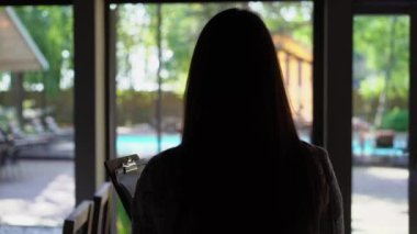 Villa havuz klasörü için bina genç kadın söner.