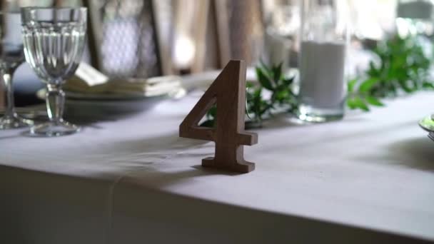 Banquete mesa decorada, com talheres. Decoração de casamento no salão do banquete. Servindo de uma mesa festiva, prato, guardanapo, faca, garfo. Decoração de configuração de mesa. Jantar romântico ou outros eventos . — Vídeo de Stock