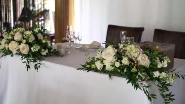 Meja perjamuan dihias, dengan sendok garpu. Dekorasi pernikahan di ruang perjamuan. Melayani meja pesta, piring, serbet, pisau, garpu. Pengaturan meja dekorasi. Makan malam romantis atau acara lainnya . — Stok Video
