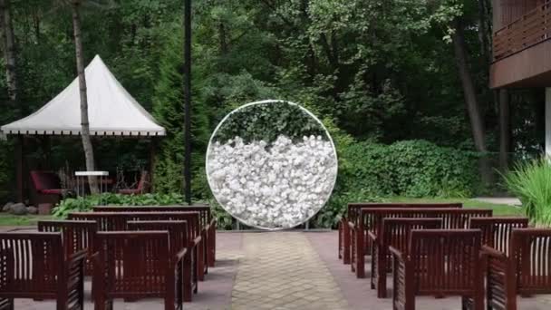 Mariage. Une cérémonie de mariage. Arc. Arc, décoré de fleurs blanches debout dans les bois, dans la zone de cérémonie de mariage 