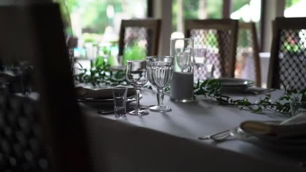 Banketttisch mit Besteck. Hochzeitsdekor im Bankettsaal. Servieren eines festlichen Tisches, Tellers, Serviette, Messer, Gabel. Tischdekoration. romantisches Abendessen oder andere Veranstaltungen. — Stockvideo