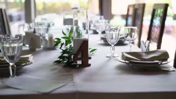 Banketttisch mit Besteck. Hochzeitsdekor im Bankettsaal. Servieren eines festlichen Tisches, Tellers, Serviette, Messer, Gabel. Tischdekoration. romantisches Abendessen oder andere Veranstaltungen. — Stockvideo