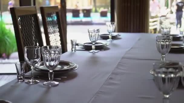 Banquet decorated table, with cutlery. Wedding decor in the banquet hall. Serving of a festive table, plate, napkin, knife, fork. Table setting decoration. Romantic Dinner or other events. — Stock Video