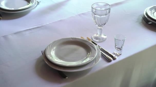 Bankett dukade bordet, med bestick. Bröllop inredning i festsalen. Servering av en festlig bord, plattan, servett, kniv, gaffel. Inställningen bordsdekoration. Romantisk middag eller andra evenemang. — Stockvideo
