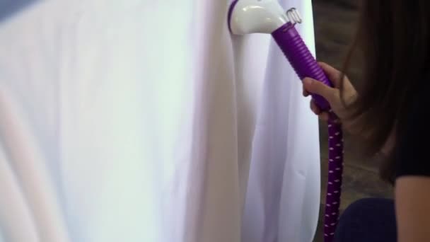 Жінка прасує скатертину з парі — стокове відео