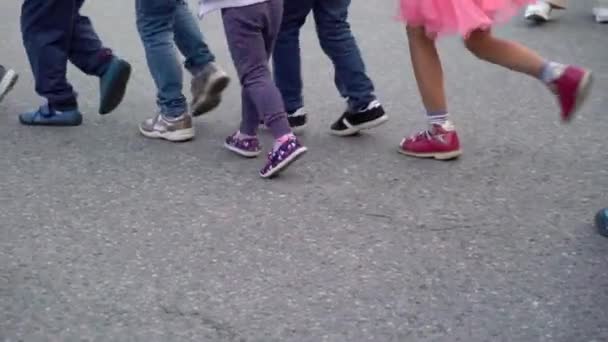 屋外の通りに動いている子供のグループ — ストック動画