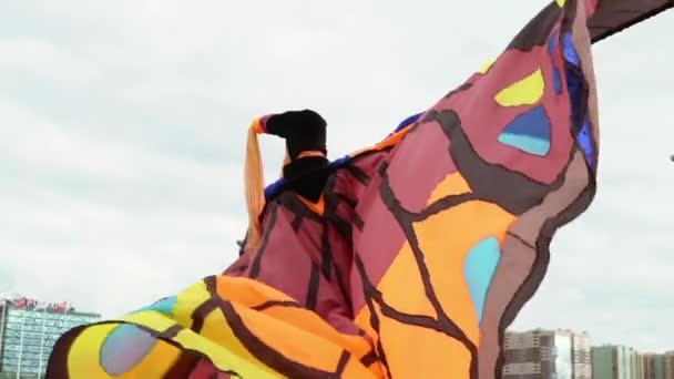 Saint-Petersburg, Rusko-31. srpna 2018: Mladá žena na chůdách v motýla kostýmech na venkovní stranu událost — Stock video