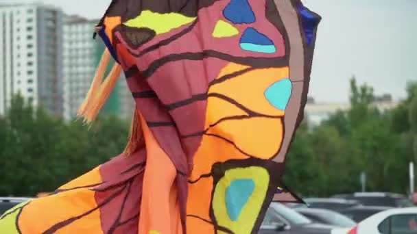 Sankt-Petersburg, Ryssland-31 augusti 2018: Ung kvinna på styltor i fjäril kostymer på utomhus part event — Stockvideo