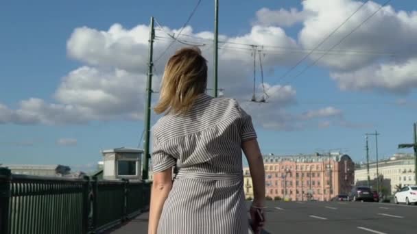 Junge blonde Frau lächelt und posiert in einer Stadt — Stockvideo