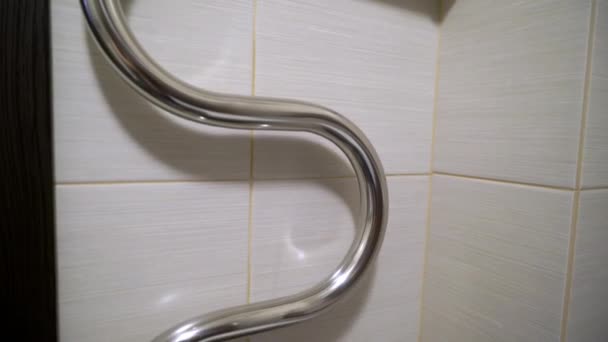 Calentador de toallas en baño — Vídeo de stock