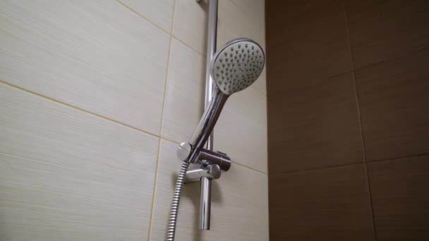 Полностью выложенный плиткой душ с дождевой головкой и ручным душем — стоковое видео